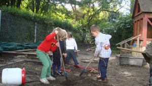 Kinder graben ein Loch für den Erdkühlschrank